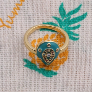 Detaillierte Nahaufnahme von goldenem verstellbarem Ring mit blauem Teufelsauge und Zirkonia