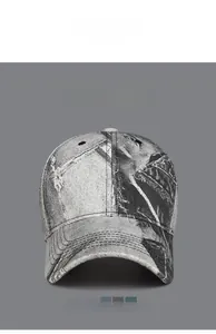 Détail de la casquette de baseball en denim gris vintage avec motifs d'éclaboussures de peinture