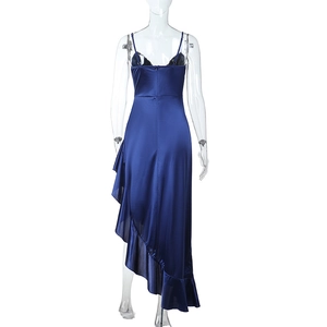 Détail du dos d'une robe en satin bleu foncé avec fermeture éclair et ourlet volanté