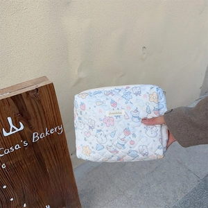 Trousse de toilette matelassée blanche avec motifs lapins et fraises et fermeture éclair