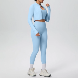Dettaglio del set da yoga tre pezzi celeste con leggings a vita alta e giacca sportiva