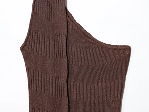 Detailansicht aus dunkelbraunem Rippstrick-Stoff eines asymmetrischen One-Shoulder-Kleides