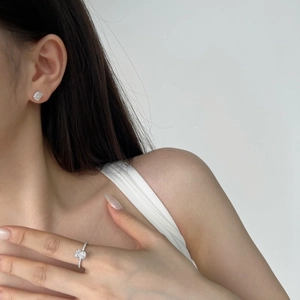 Détails d'un ensemble en argent S925 avec bague et boucles d'oreilles en zircon carré
