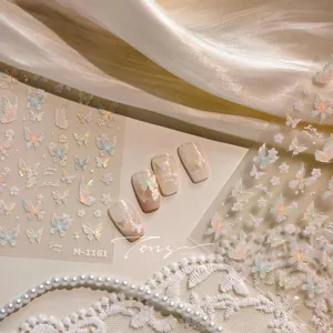 Détail des stickers nail art 3D gaufrés papillons et fleurs irisés modèle M-1161