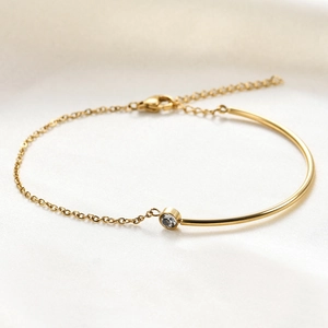 Detail of 18K gold-plated stainless steel bracelet with zircon stone and lobster clasp