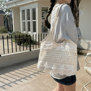 Vue détaillée du sac à bandoulière en dentelle blanche avec bords à volants étagés