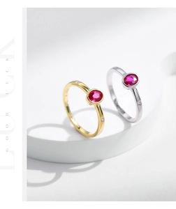 Vue macro du poinçon S925 et de la bague sertie d'une pierre précieuse rouge vif