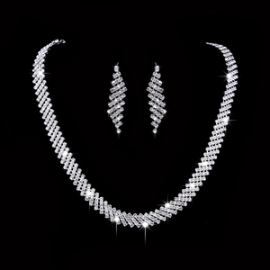 Dettaglio del set di gioielli da sposa in argento con collana e orecchini a cascata di cristalli