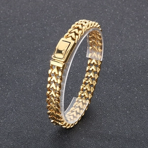 Dettaglio di un bracciale a catena dorato in acciaio inossidabile con maglie a forma di V