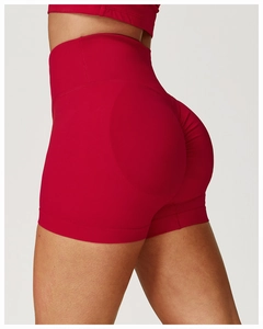 Nahaufnahme der roten nahtlosen Gym-Shorts mit hohem Bund und Scrunch-Butt-Effekt