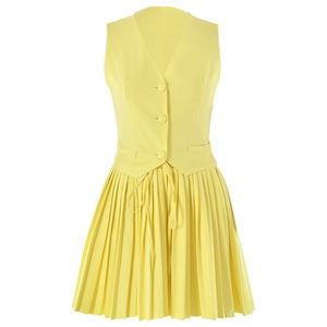 Détail de la robe gilet jaune à col en V avec jupe plissée et ceinture à nouer