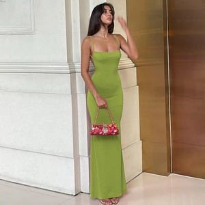 Dettaglio dell'abito lungo verde attillato con design a schiena scoperta e tessuto