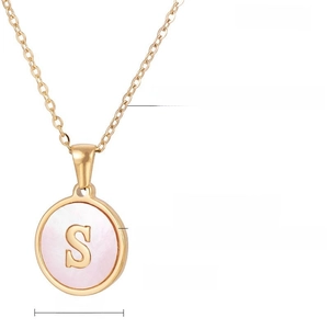 Détail du collier lettre S plaqué or 18k avec incrustation de nacre rose sur acier