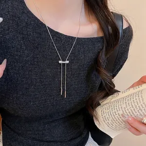 Élégant collier en Y plaqué argent 18k avec zircons étincelants et pendentifs à barres