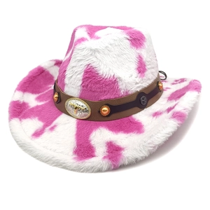 Dettaglio cappello da cowboy in ecopelliccia maculata con fascia in pelle e toro