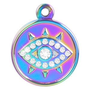 Vue macro d'un pendentif œil maléfique arc-en-ciel avec des zircons blancs brillants