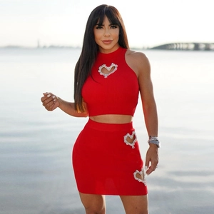 Rotes Strickset für Damen mit Herz-Ausschnitten und Strassbesatz am Rock und Top