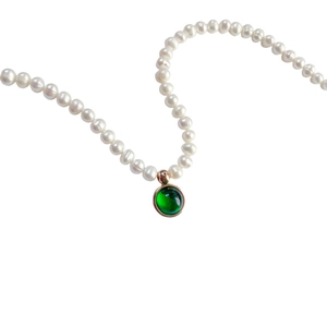 Retro round pearl necklace with a green birthstone pendant in a gold setting