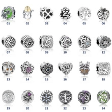 Vista en cuadrícula de 24 estilos de abalorios de plata S925 con corazones y flores
