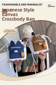 Détail du sac seau en toile avec cordon de serrage et déco carotte 3D mignonne