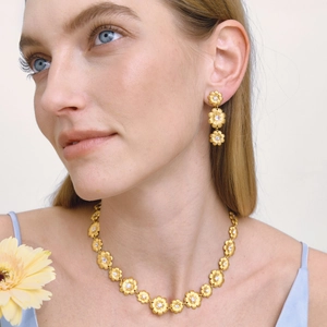 Makro-Detail des 18K Gold Gänseblümchen-Schmucksets mit mattierter Textur und Zirkonia