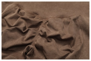 Detail der nahtlosen gerippten Yoga-Hose mit hohem Bund und Kaffeebraunem Push-Up Effekt