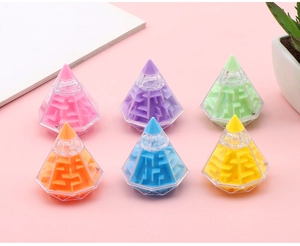 Vue macro de six puzzles labyrinthes 3D en forme de diamant aux couleurs vives et billes
