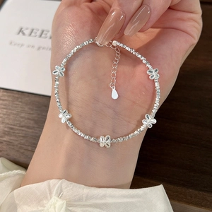 Elegante kralenarmband van zilver met vlinderhangers voor een minimalistische luxe uitstraling
