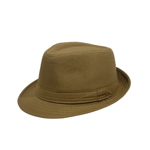 Détail du chapeau fedora marron kaki avec coutures premium et texture de tissu ferme