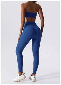 Rückansicht eines königsblauen Yoga-Sets mit High-Waist-Leggings und Sport-BH für Damen