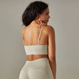 Dettaglio del reggiseno sportivo verde chiaro senza cuciture con spalline e mesh traspirante