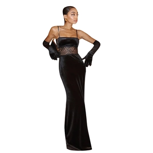Robe de soirée élégante en velours noir avec dentelle et gants longs en velours assortis