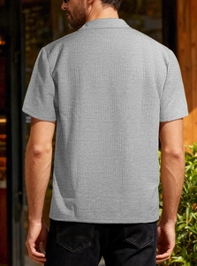 Vue arrière d'un polo gris pour hommes en maille gaufrée avec texture premium