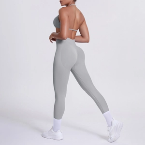 Dettaglio completo yoga grigio con reggiseno incrociato e leggings a vita alta push-up