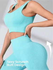 Détail de l'ensemble de yoga vert menthe avec design froncé et texture en maille côtelée