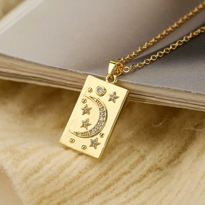 Collier avec pendentif carré doré à motif céleste de lune et d'étoiles serti de zircons