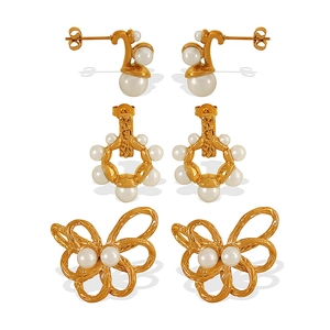 Tre paia di eleganti orecchini di perle placcati in oro con motivi a fiocco e geometrici