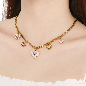 Collier gourmette doré avec breloques marguerite, papillon, cœur et fraise colorés