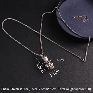 Pendentif crâne de style hip hop punk avec chapeau et chaîne inox sur fond de cuir noir