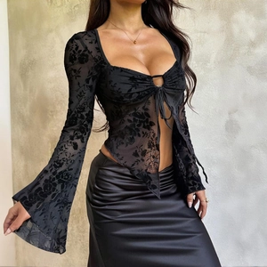 Détails du haut noir floral transparent avec lacets frontaux et manches évasées