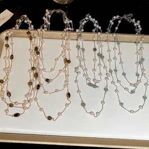 Collana a strati vintage con perle di occhio di tigre e perle su vassoio bianco