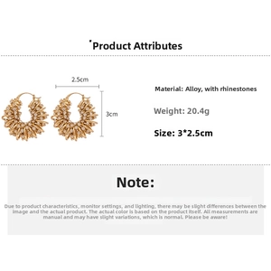Détail de boucles d'oreilles dorées en U avec zircons blancs et dimensions 3x2.5cm