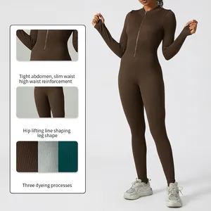 Combinaison de yoga côtelée à manches longues avec fermeture éclair et gainage sculptant