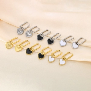 Détail de l'ensemble de boucles d'oreilles cœur en argent et or avec finitions émail