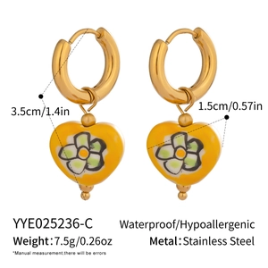 Vue détaillée des boucles d'oreilles cœur jaune avec motif floral et dimensions.