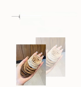 Gros plan d'élastiques à cheveux tressés haute élasticité aux tons café et beige