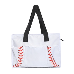 Dettaglio della borsa tote in tela bianca con cuciture rosse da baseball e manici neri