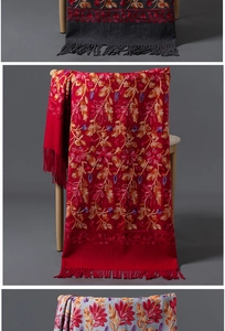 Détail de broderie florale sur écharpes épaisses aspect cachemire avec franges colorées
