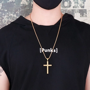 Modèle masculin portant collier croix en acier inoxydable doré avec chaîne maille vénitienne