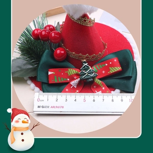 Vista dettagliata di un fermaglio per capelli a mini cappello di Natale con velluto rosso